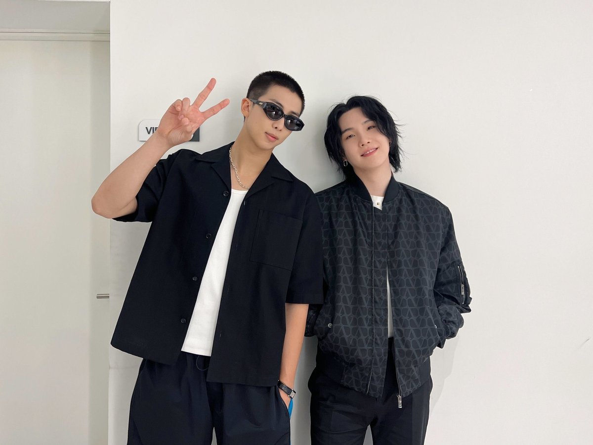 7btsupdates's tweet photo. Yoongi with special guest🥹🫂💜 https://t.co/iip64hmeOH