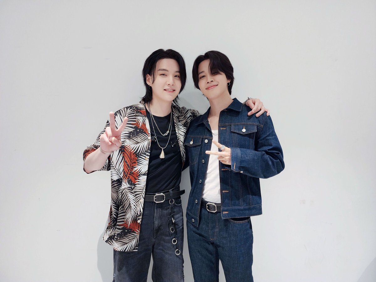 7btsupdates's tweet photo. Yoongi with special guest🥹🫂💜 https://t.co/iip64hmeOH