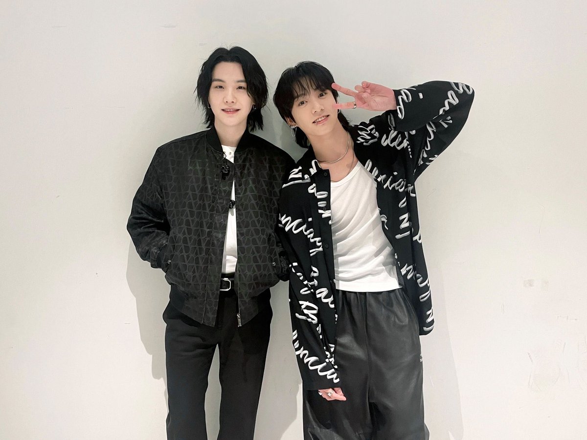 7btsupdates's tweet photo. Yoongi with special guest🥹🫂💜 https://t.co/iip64hmeOH