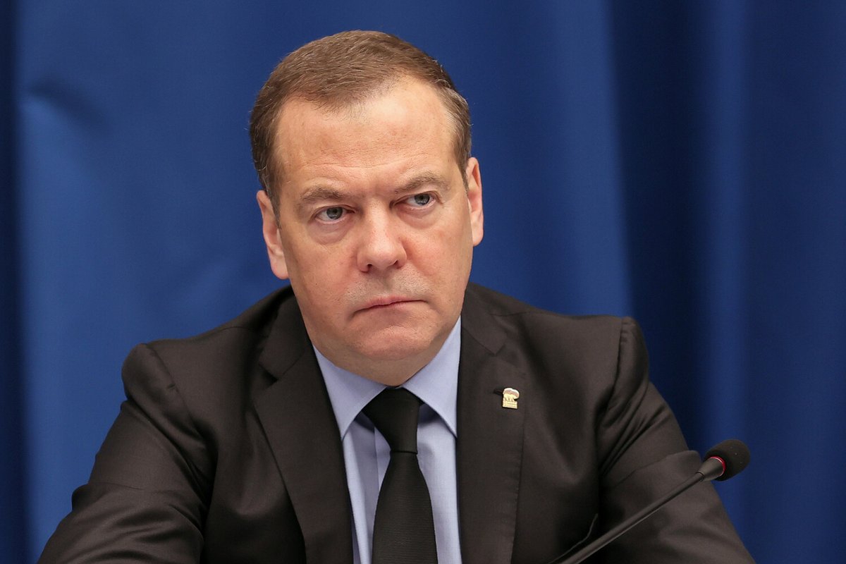 Дмитрий Медведев заявил, что в мирных переговорах по Украине пока нет необходимости, так как «враг должен приползти на коленях, моля о пощаде» Так зампред Совбеза прокомментировал консультации по украинскому урегулированию в саудовской Джидде, на которые Россию не пригласили