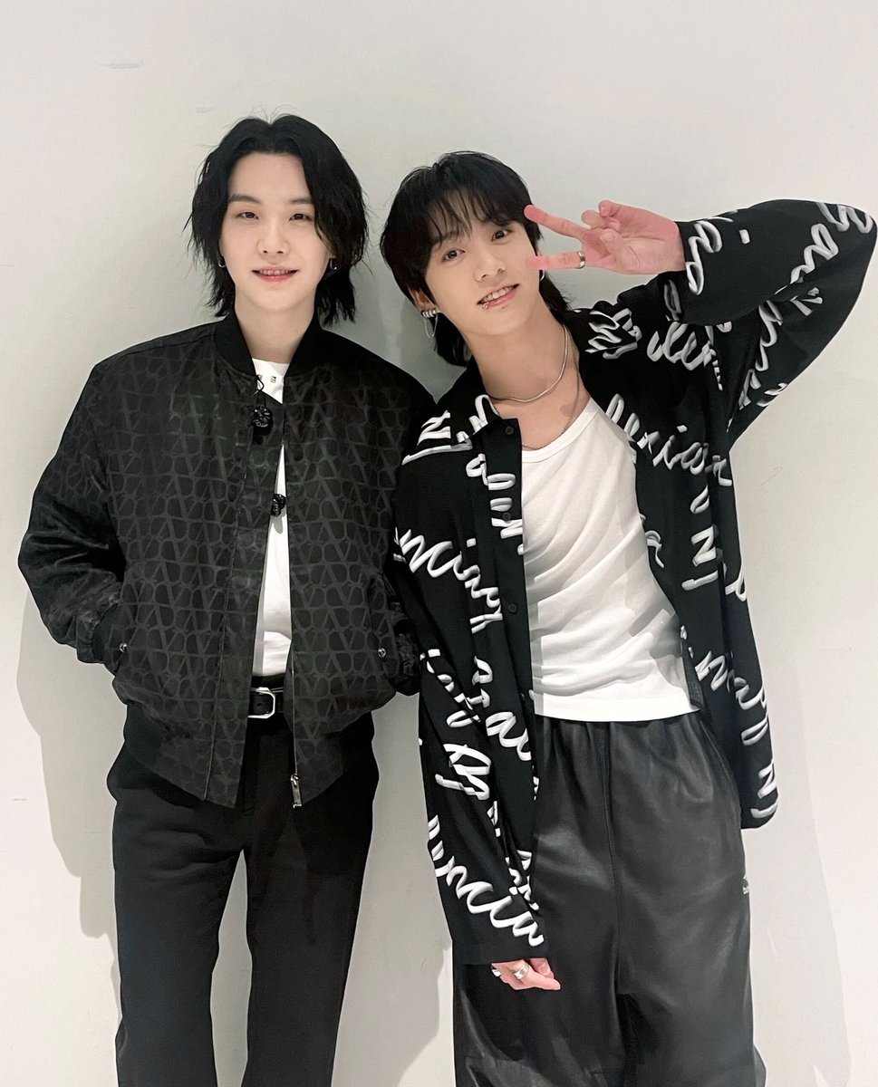 oilSGTH's tweet photo. ไม่ได้ขยี้นะแต่ยุนกิถ่ายรูปกับทุกคนยกเว้นน้องคนนั้นอ่า 5555555 https://t.co/8byIvWfwQc
