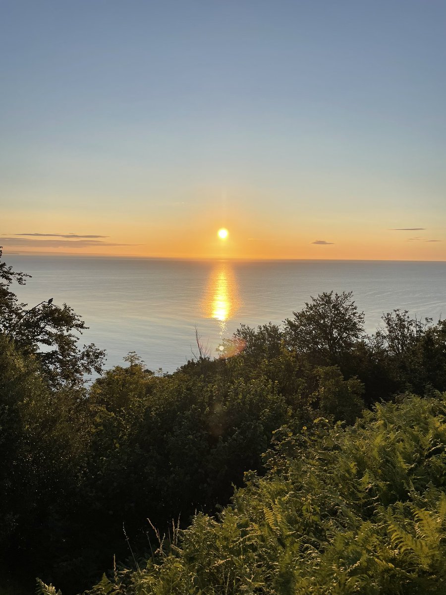 laurawright72's tweet photo. 6am start ๐ณ for a 10 mile hike along the coastal path #babbacombe #labradorbay https://t.co/ILJMvgTeDF