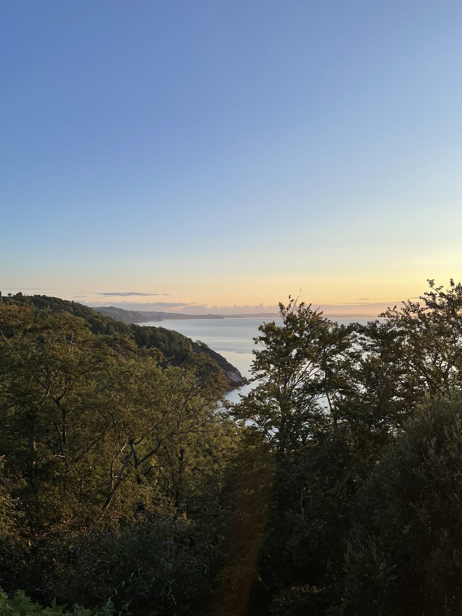 laurawright72's tweet photo. 6am start ๐ณ for a 10 mile hike along the coastal path #babbacombe #labradorbay https://t.co/ILJMvgTeDF