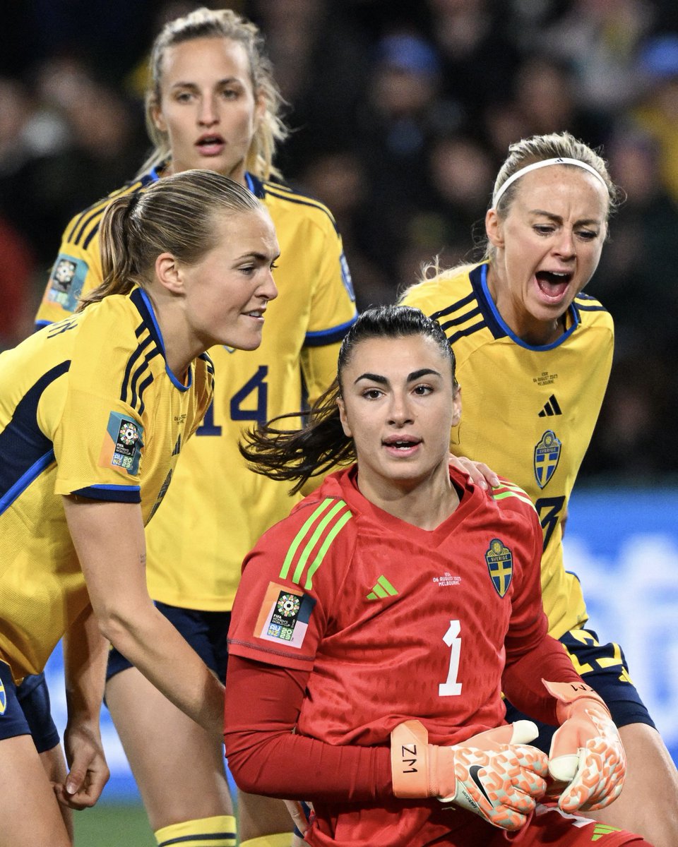 UWCL's tweet photo. 🧤🔵 👏 This is a Zećira Mušović appreciation post

#UWCL // @ChelseaFCW https://t.co/cgD8f1ciNK