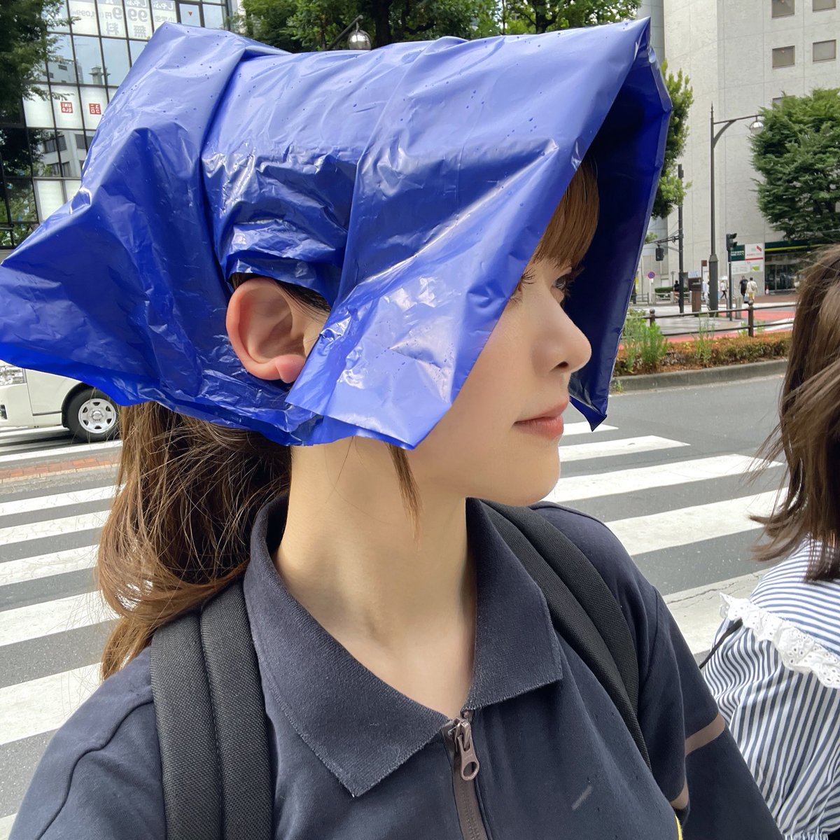 sally_amaki's tweet photo. ツッキーと遊んでたら雨降ってきたから歩き雨宿りした。☔️
.
Desperate times call for desperate measures ☔️ https://t.co/aG9nZ8jFoU