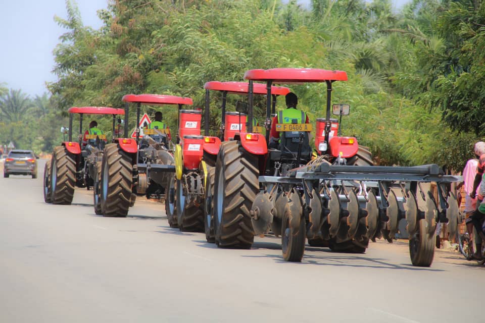 RTNBurundi's tweet photo. En marge de la fête communale à #Nyanza_lac, le promoteur de #SamuelHope a montré aux autorités communales quatre machines tracteurs dont une laboureuse, une planteuse, une terrasseuse qui sont à disposit° de la populat° pour la location en vue de révolutionner l'agriculture. https://t.co/RAJVmBt2s1