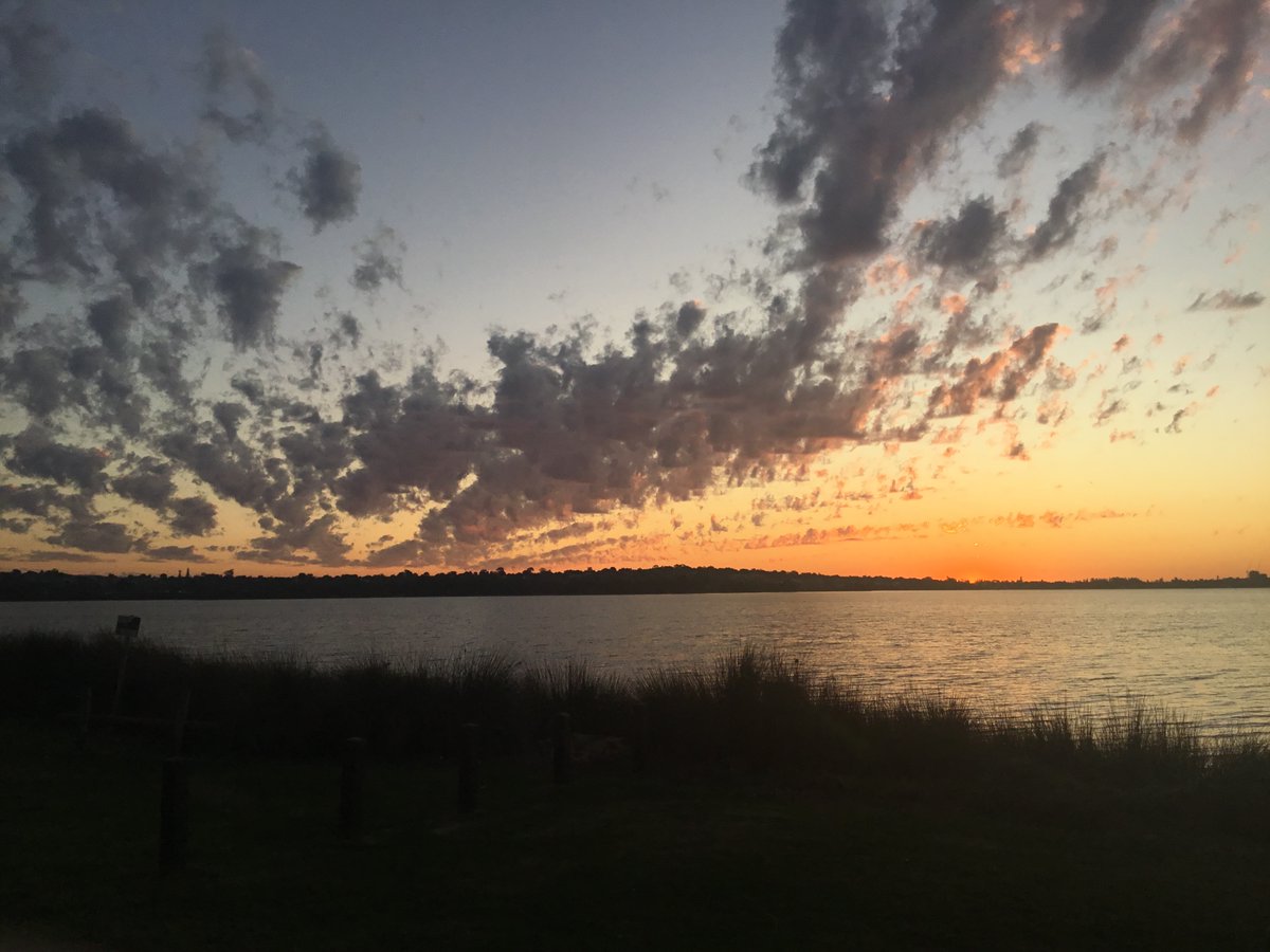 markamayes's tweet photo. A fire sunset. Oh! Yeah that's alright. https://t.co/uDQTlNGVEu