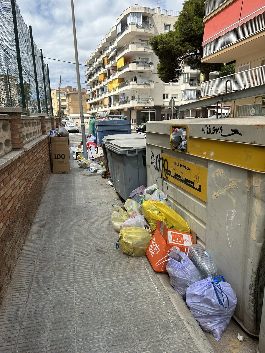 AnnaAbelloPla's tweet photo. @Ajuntamentcunit Em pensava que la recaudació de la zona taronja serviria per alguna cosa …molts vigilants per cobrar pero aixi està el carrer cubelles cada dia https://t.co/p12OE61asi