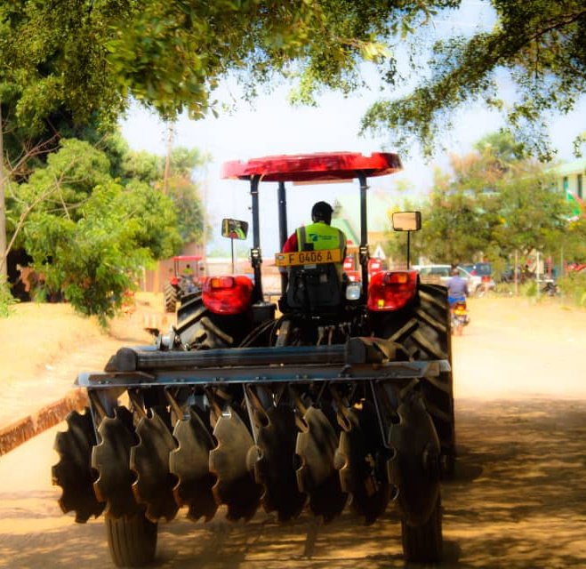 RTNBurundi's tweet photo. En marge de la fête communale à #Nyanza_lac, le promoteur de #SamuelHope a montré aux autorités communales quatre machines tracteurs dont une laboureuse, une planteuse, une terrasseuse qui sont à disposit° de la populat° pour la location en vue de révolutionner l'agriculture. https://t.co/RAJVmBt2s1