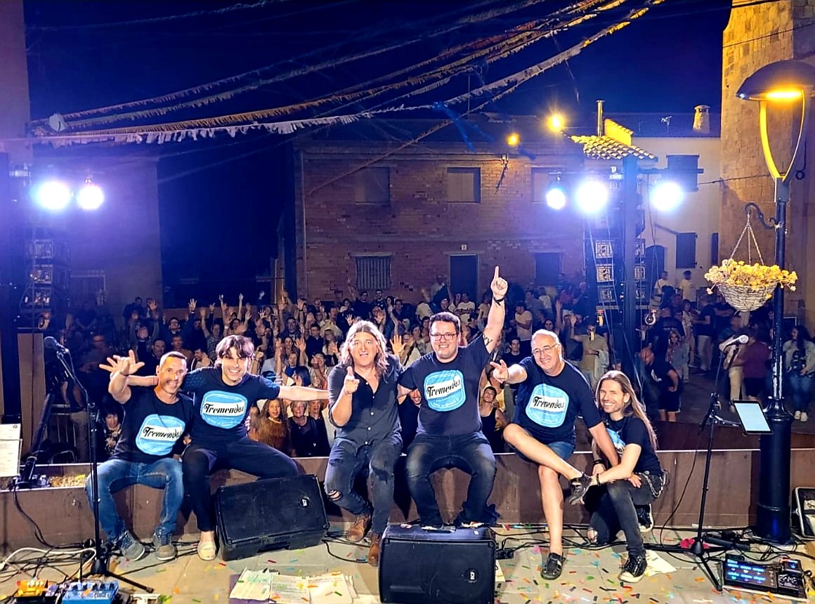 TREMENDOSrock's tweet photo. Gran nit de Festa Major ahir a IVARS DE NOGUERA!! 
Moltes gràcies per l'acollida i per cantar i ballar totes les cançons! 😘🎸🔊

#tremendos #tremendosversions #ivarsdenoguera #gira30anys #giradecomiat https://t.co/Gy1617QNGq