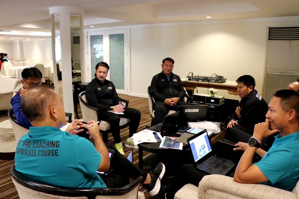 _x_wk's tweet photo. 📚🎓⚽️ การอบรมหลักสูตร AFC “Pro” Diploma - Batch 3 Module 2
--------------------------------------------
5 August - 24 August 2023
#FAThailand #Coacheducation #AFCProDiploma #afcprolicense #บอลไทย #ฟุตบอลไทย https://t.co/3hMMV4jDSY