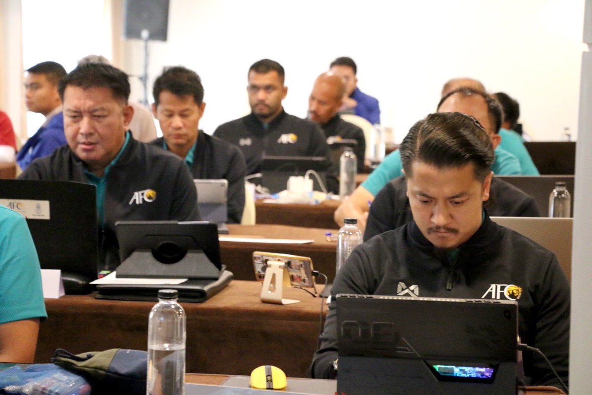 _x_wk's tweet photo. 📚🎓⚽️ การอบรมหลักสูตร AFC “Pro” Diploma - Batch 3 Module 2
--------------------------------------------
5 August - 24 August 2023
#FAThailand #Coacheducation #AFCProDiploma #afcprolicense #บอลไทย #ฟุตบอลไทย https://t.co/3hMMV4jDSY