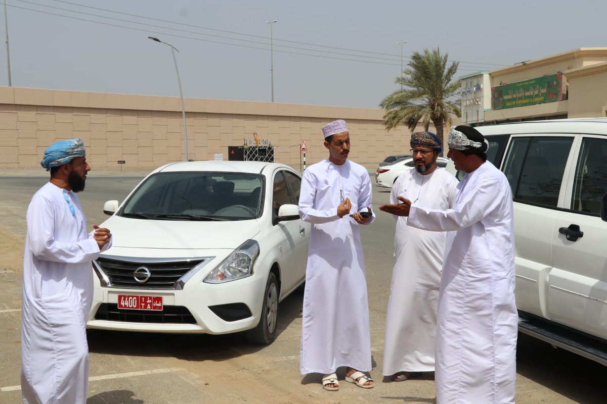 madenavoice's tweet photo. مدير دائرة البلدية بصحم بمعية عدد من موظفي الدائرة من ذوي الإختصاص ومهندس الشركة القائمة بأعمال حفر وتمديد الألياف البصرية بمناطق مجز الصغرى ومنطقة الخشدة والغويصة، ينفذون زيارات ميدانية لبعض المواقع في الولاية، حيث تم الوقوف على شكاوي المواطنين بسبب أعمال الحفر في تلك المناطق. https://t.co/CDxqhVdfyv