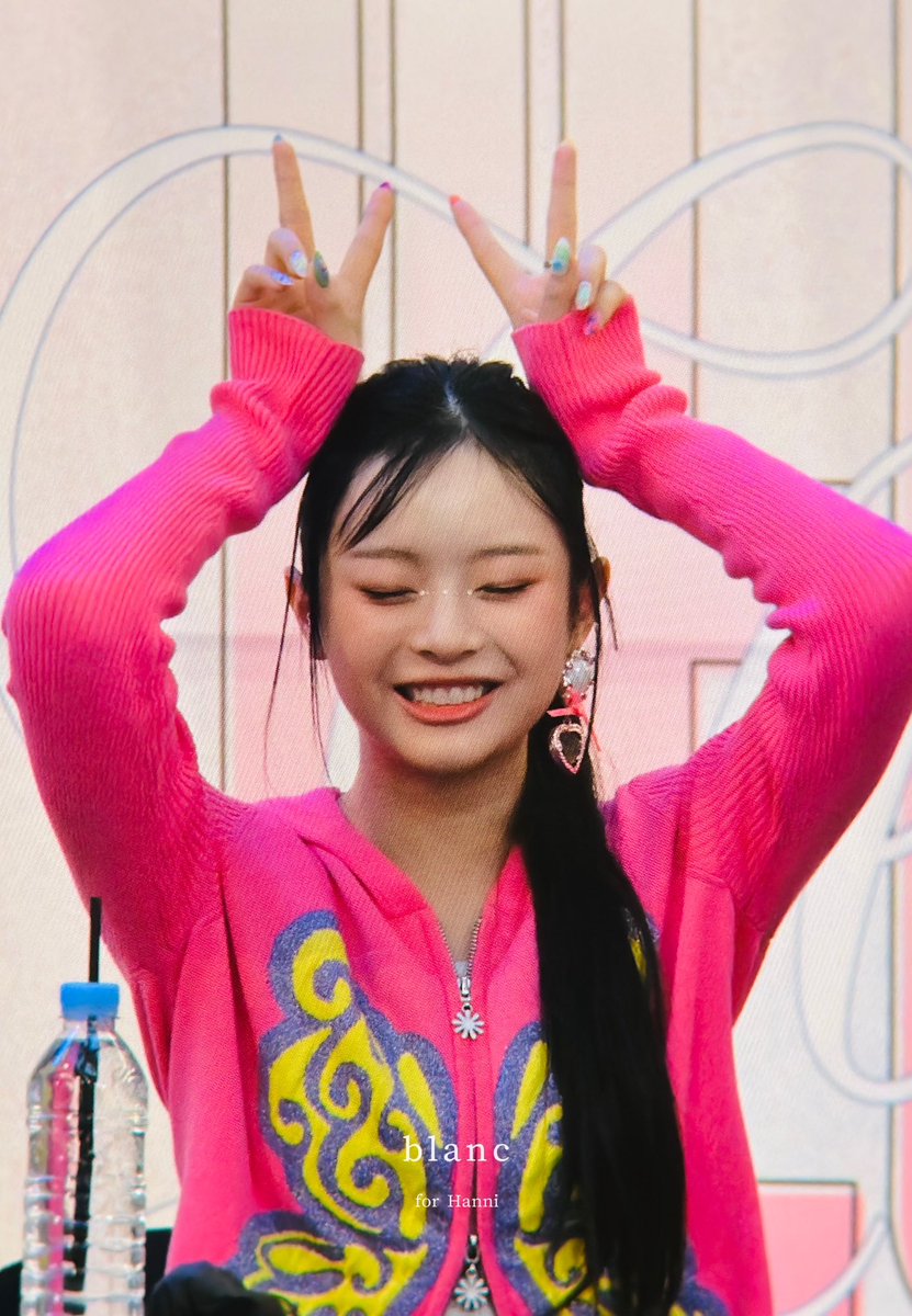 hanniphapm's tweet photo. @YDANIELLE Trying the luck that I brought, hello my bear Minji and sunflower Danielle! I'm interested in joining you in this squad, because I haven't seen Hanni there yet— do you mind hit this Hanni bunny up? Don't worry I'm pretty much qualified; active and loyal with my muse. https://t.co/x5C0k6jxf9