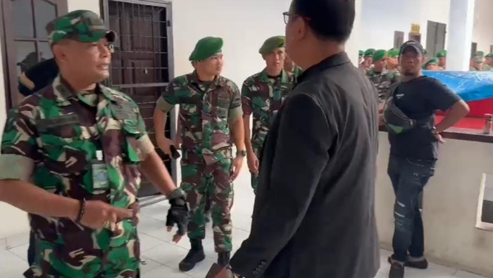 Jatosint's tweet photo. Updates:

Reports stated that there were ~40 army #TNIAD soldiers who barged into Medan Police HQ, led by Maj. Dedi Hasibuan who asked the police to suspend the detention of one of his family members

Local military spox said it is not 'a negative thing'🤷‍♂️
https://t.co/Xko03C0LE1 https://t.co/TnrwF4LPpc