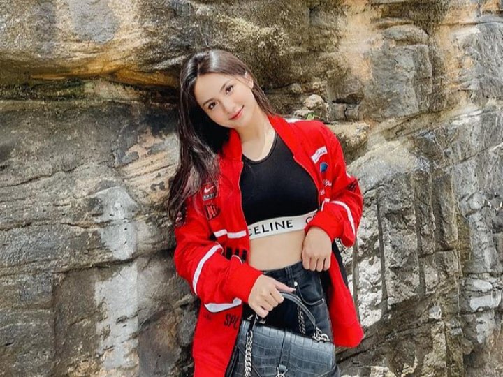 kirimanmantan2's tweet photo. gak dibolehin pake jaket biar makin seksi https://t.co/IFzDT4hhaD
