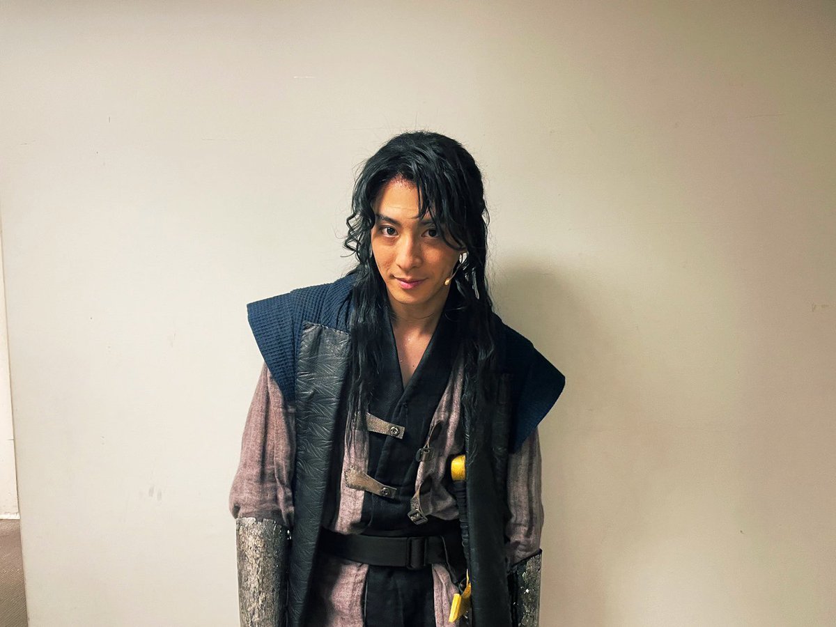 shu_wa1026's tweet photo. 舞台『精霊の守り人』
千秋楽ッッ
来てくれたみんなサンキューなッッ

村井くんはラストでした。
これからは顔同じなんでタンダの特別版引き継ぐね✌️ https://t.co/VjJsvWSG3J