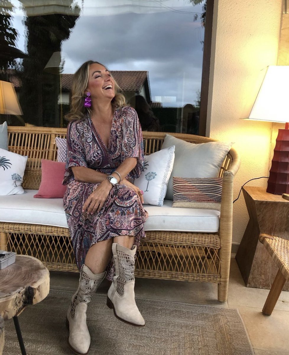 BravoJava_Shoes's tweet image. ¿Eres de las que veraneas en el Norte??? Si es así, a lo mejor, necesitas meter en tu maleta un zapatín cerrado. Y es que en el paraíso, como bien dice Sabi, poco sol pero muchas risas.
Gracias Sabi. Siempre tan estilosa con nuestros zapatines!!!!

👉 bravojava.net/es/inicio/2053…