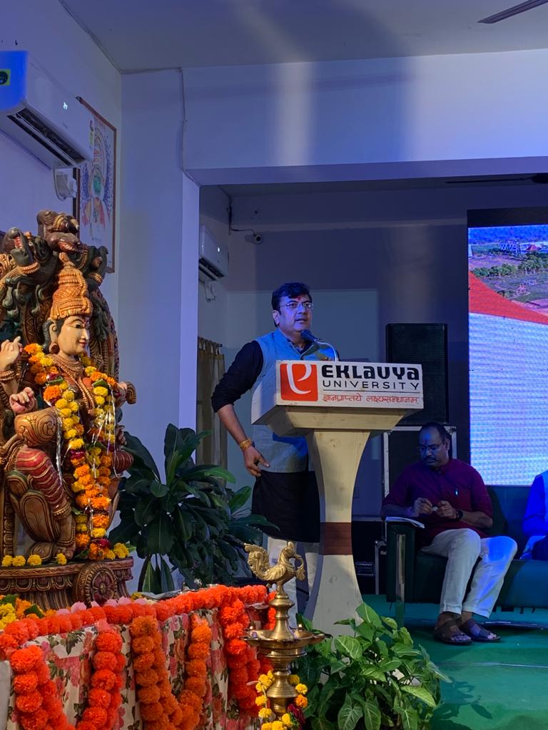 omjee25's tweet photo. 5-6 अगस्त 2023 को एकलव्य यूनिवर्सिटी, दमोह, मध्य प्रदेश में "इतिहास विद्या एवं इतिहास लेखन: प्रवृतियां एवं नवीन आयाम" विषय पर आयोजित राष्ट्रीय संगोष्ठी में
😊🙏 https://t.co/6P3IjqZG8s