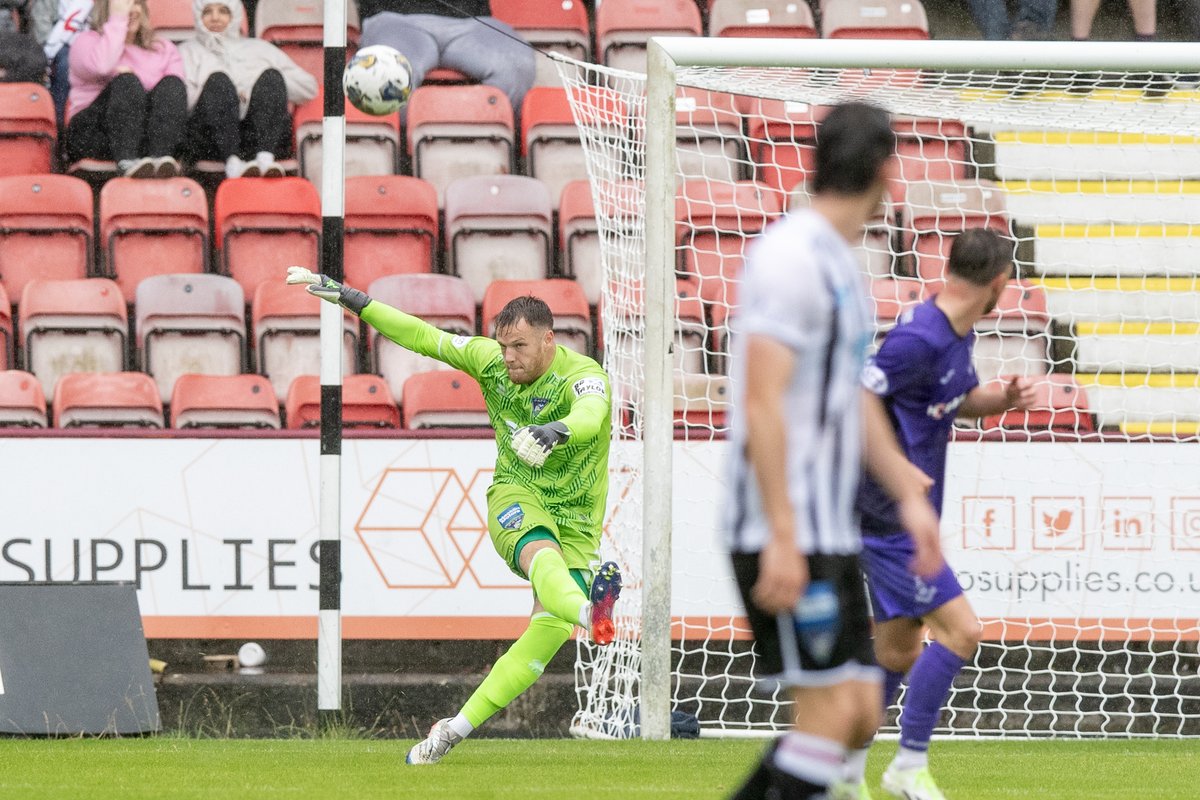 officialdafc's tweet photo. 3 points on his debut for Harry Sharp 👏 https://t.co/1d77ZTjFI1