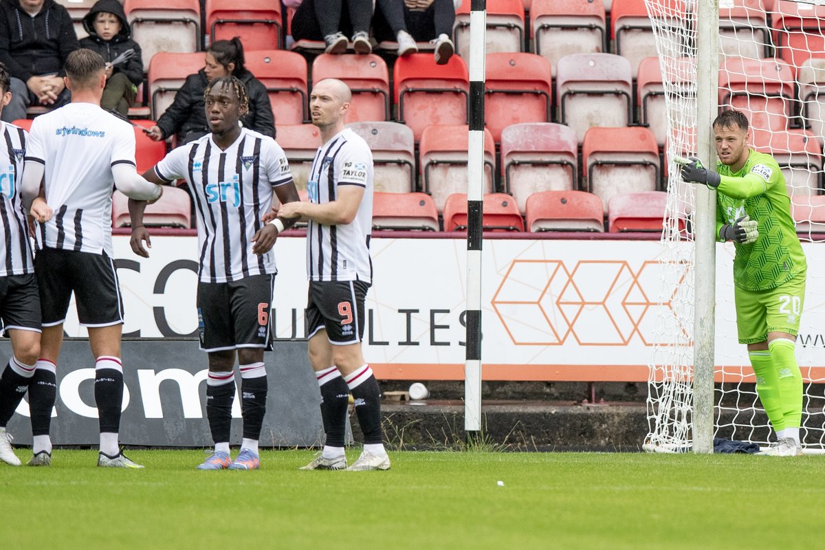 officialdafc's tweet photo. 3 points on his debut for Harry Sharp 👏 https://t.co/1d77ZTjFI1