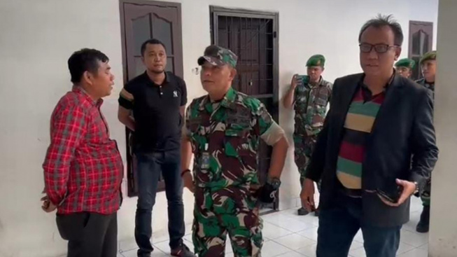 Jatosint's tweet photo. Updates:

Reports stated that there were ~40 army #TNIAD soldiers who barged into Medan Police HQ, led by Maj. Dedi Hasibuan who asked the police to suspend the detention of one of his family members

Local military spox said it is not 'a negative thing'🤷‍♂️
https://t.co/Xko03C0LE1 https://t.co/TnrwF4LPpc