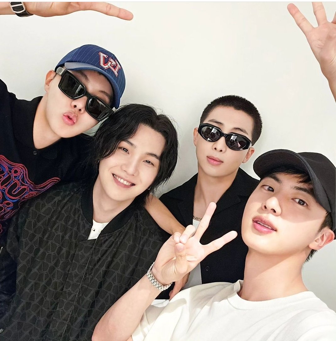 Onlarsız olmuyor 💜
THANK YOU YOONGI
seokjin
2seok
#SUGA_AgustD_TOUR_the_Final 
#D_DAY_THE_FINAL_D3