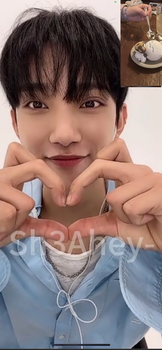 thinkabtjhc's tweet photo. 230806 #JOSHUA yzy fansign

op taught shua how to do cat heart, the cutest ever 🥹🩷

💎: cat heart
🦌: what’s that?
💎: *teach shua how to do it
🦌: aah so cute
💎: ah cuteeee

cr. https://t.co/MhBRvkKfRo (Sh3Ahey)

#조슈아 https://t.co/fTi6YQ2A2p