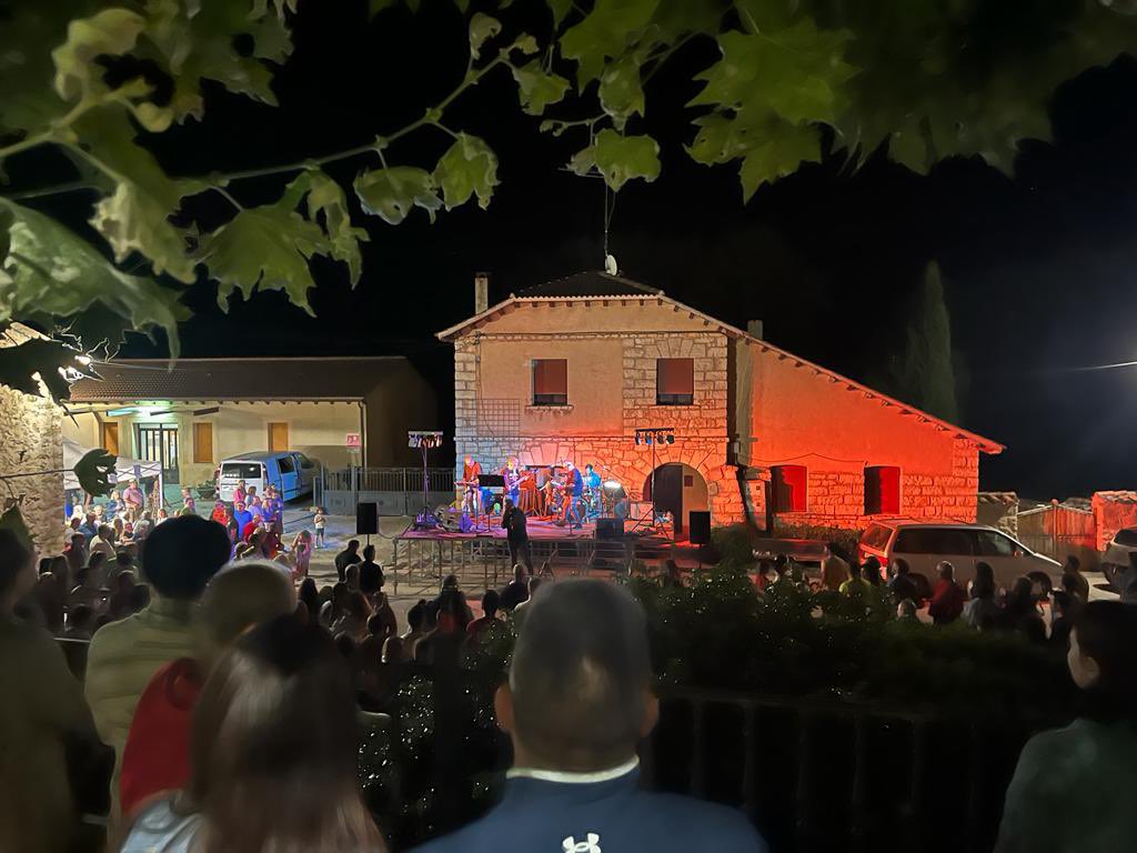 LosPeterPan's tweet photo. Ayer fue un auténtico placer tocar en la Feria de Artesanía de Prádena, lo pasamos en grande y disfrutamos como nunca, se os quiere Prádena !!! https://t.co/jQLwkg4wni