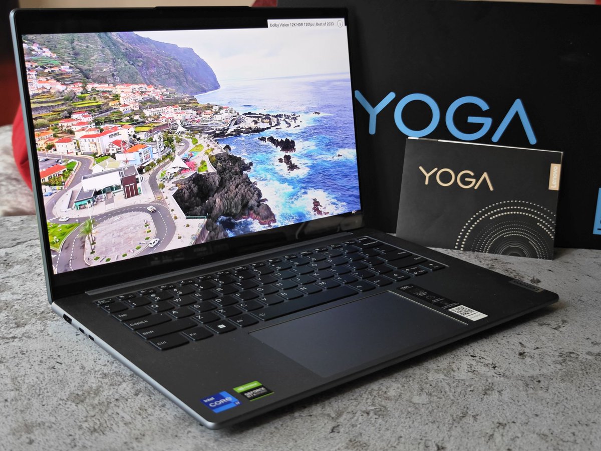 TECHNOSenior1's tweet photo. Lenovo #YogaSlim7iProX to świetny 14,5 calowy laptop: ładny (chociaż to kwestia gustu), solidnie wykonany (aluminiowa obudowa, ekran 3K), dobrze działający. Jak laptop sprawdził się u mnie w codziennej pracy? Zapraszam do lektury
@LenovoPolska 
#własnytest
https://t.co/nHYNrSJoEa https://t.co/S8Bmf9U5ex