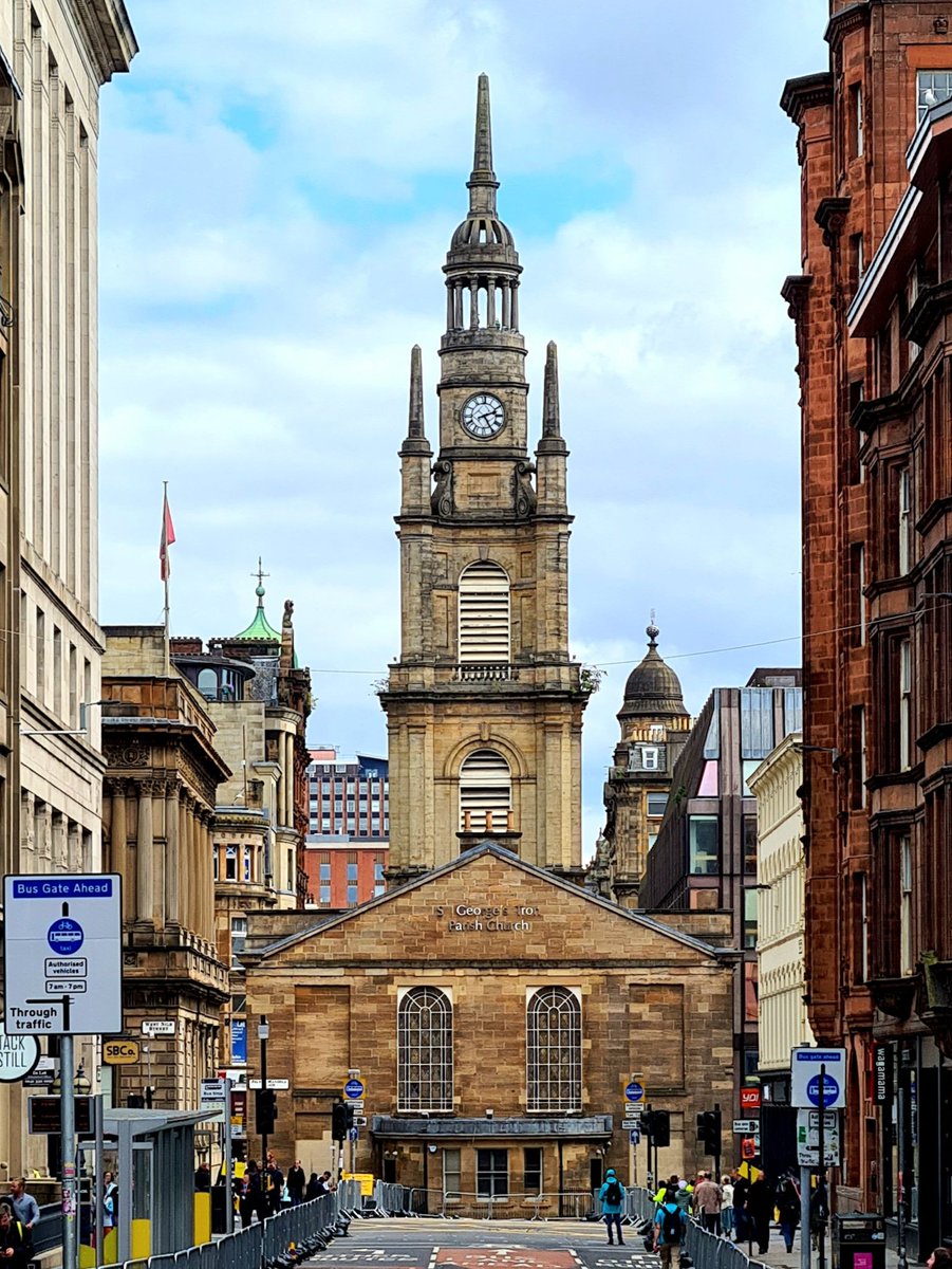 Looking east down West George Street in Glasgow towards William Stark's 1807 Saint George's Tron Parish Church.

#glasgow #churches #architecture #glasgowarchitecture #glasgowbuildings #cityscape #westgeorgestreet #scottishchurches @SChurchesTrust #glasgowchurches