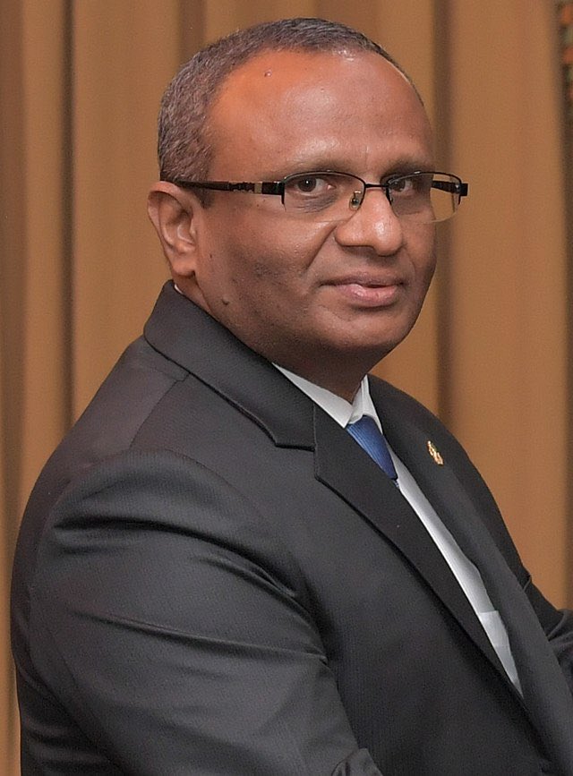 🔹މި އައްޑޫ ގޫބައްޑާ މިއަދު މިވަނީ ޒާތީ ހަސަދައެއް ޔާމީންގެ މައްޗަށް ފިލުވާލާފަ.

🔹މީނާއަކީ އިބޫގެ މަރުކޮމިޝަންގެ ކުރީގެ ރައީސް.

🔹މީނާގެ އަމުރުތައް ޑިކްޓޭޓްކުރަނީ އަލީ ޒާހިރު.

🔹މުޅި ސުޕްރީމް ކޯޓު ކޮންޓްރޯލްކުރަނީ މީނާ.

🔹ވެރިކަން ނިމުމުން މީނާ ހުތުރު ގޮތަކަށް ބޭރު ކުރެވޭނެ.