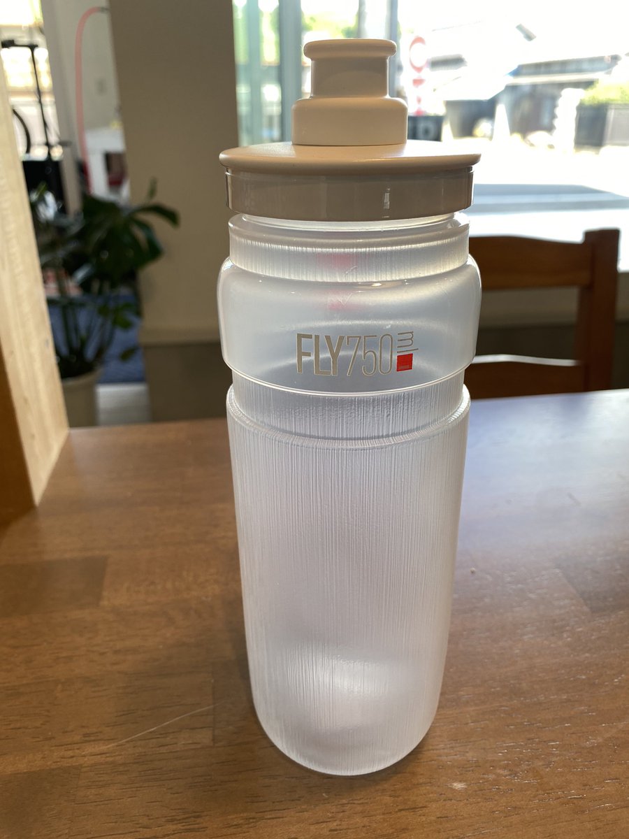 cycleshopLuana's tweet photo. FLY TEX 750ml
最軽量スポーツボトル!
54g(550ml)という記録的な軽さは厚みに変化を持たせることで実現。
底面を厚く、中央部を薄くすることで、プラスチック素材の使用料を減らすだけでなく、軽い力で豊富な水量を飲むことができます!
#カワシマサイクルサプライ #FLYTEX #CycleShopLuana https://t.co/NH41II0OjV