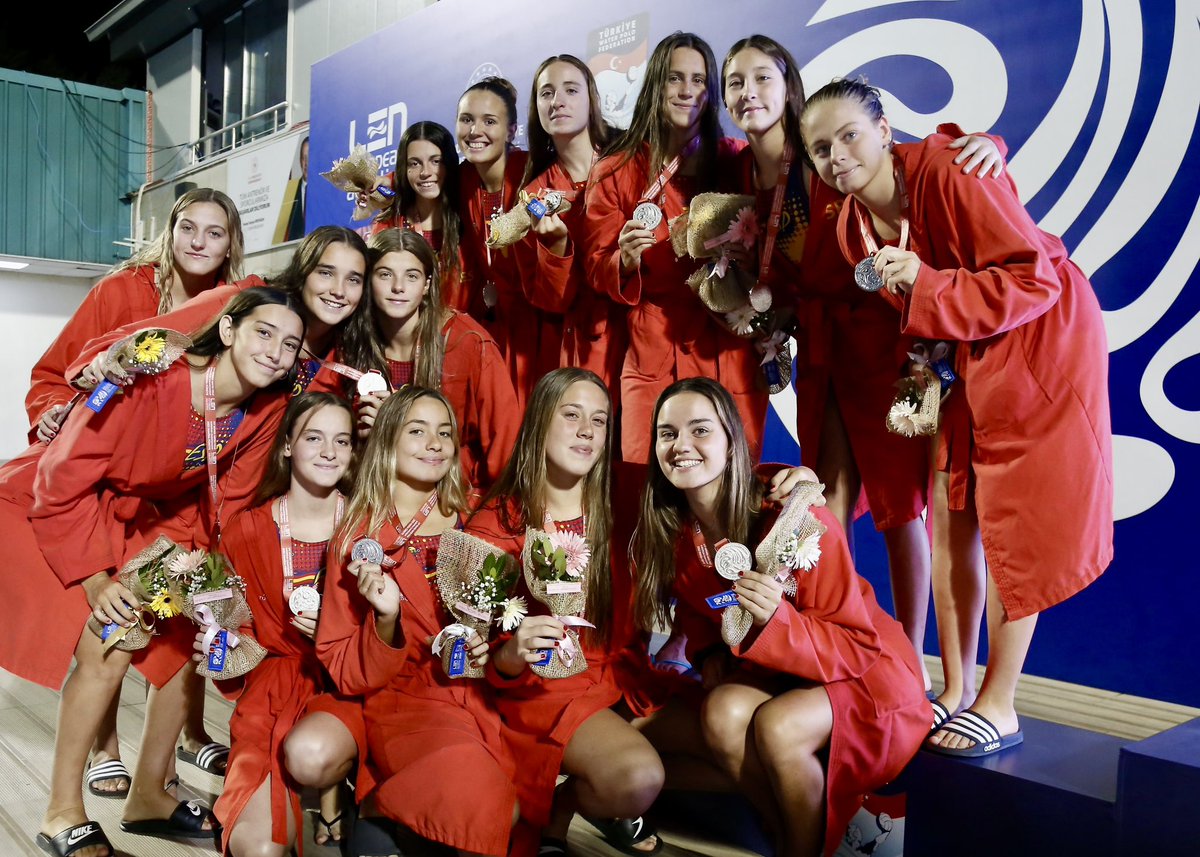 SUBCAMPIONES D’EUROPA U17 🌍

La Selecció juvenil femenina s’ha penjat la medalla de plata al Campionat d’Europa sub-17, que s’ha disputat a Manisa, Turquia 🥈

Martina Claveria ha estat nomenada MVP del Torneig 🏆

ℹ️ Notícia web: natacio.cat/waterpolo-subc…

#nataciocat #waterpolo