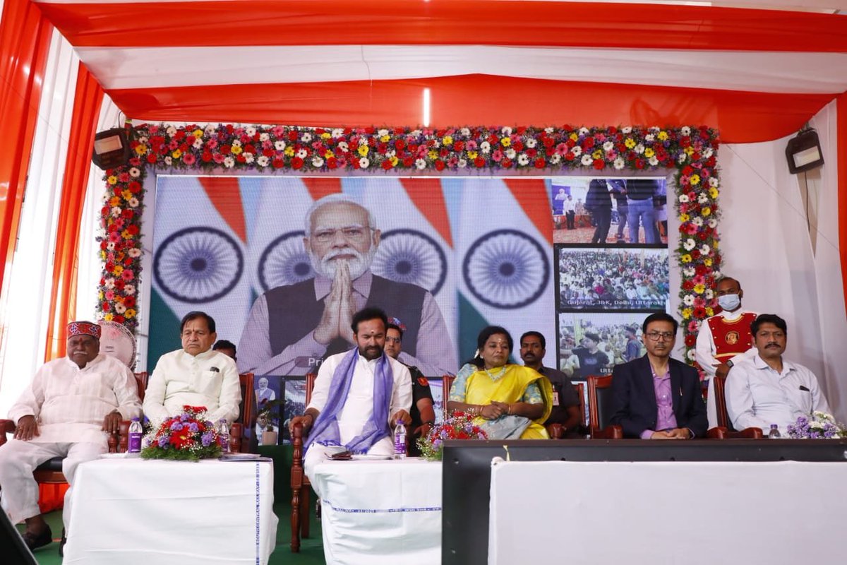 SCRailwayIndia's tweet photo. Shri Narendra Modi, Hon'ble PM addresses after virtually laying foundation stone  for redevelopment of 508 Stations under #AmritBharatStations
@RailMinIndia @arunjainir @kishanreddybjp https://t.co/JI60OKe1wR