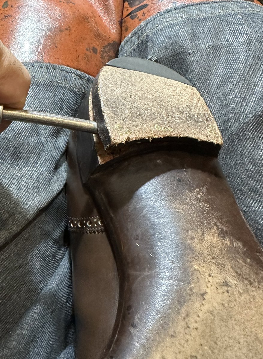 CobblerAsakusa's tweet photo. トップリフト交換。

#asakusacobbler
#浅草コブラー
#FosterSon
#フォスターアンドサン
#shoerepairs
#靴修理 https://t.co/x8JzEVllKo