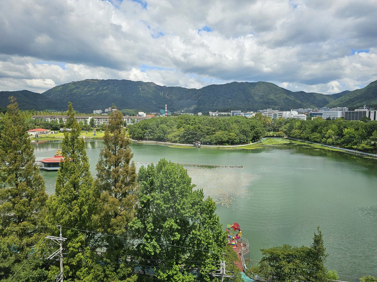 likeholder's tweet image. #쿼드해시 #레이드이벤트 #창원갤러리아트지
뷰도 좋고 날씨도 좋고 지렁이도 귀엽다~