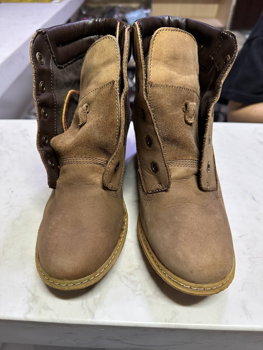 Shigtgee's tweet photo. “Master shoes” гдг газар шар гутал өгөөд халтар хар гутал авлаа. Ядаж буруугаа хүлээх юм болов уу гэтэл бор гутал өгчихөөд өнгө мэддэггүй эргүүгээрээ дуудууллаа.Гоё шар болохоор нь өөрөө цэвэрлэхээс айгаад өгсөн юм л даа.Мөнгө төлж заваартуулуулаад нэмээд эргүүгээрээ дуудууллаа. https://t.co/WHiE0FpXUE