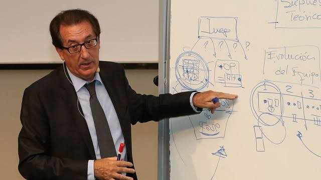 futboltherapist's tweet photo. "Se trata de ser líquido porque cuando decimos ‘’este equipo es muy sólido, es muy compacto’’, en realidad es muy vulnerable.
De los solidos puedes conocerlo todo, incluido sus puntos débiles. Golpeas donde tenga un punto débil y lo rompes. Lo liquido no."

- "Paco" Seirul·lo - https://t.co/CRxwgFWf1s