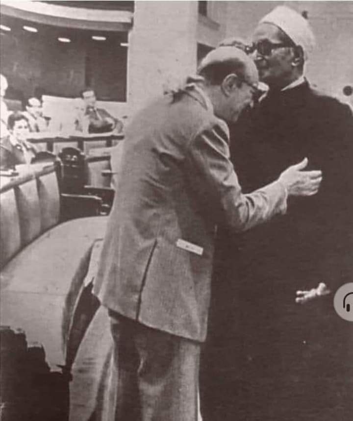 monaleezaahmad7's tweet image. #كانت اذاعة القرآن من مدة تذيع فقرة 
فتاوى للشيخ الراحل/
أحمد حسن الباقورى
وسأله المذيع:
(تقول سائلة ما حكم طلاء الأظافر للصلاة) 
فأجابه نصا:
(لا يبطل الصلاة، احنا هنقعد نحرم كل حاجة، نخلى الناس تكره حياتها وتكره الدين نفسه، اعتبره دواء يستخدم للحفاظ علي الظفر ماتحبكوهاش كده،👇🏿👇🏿