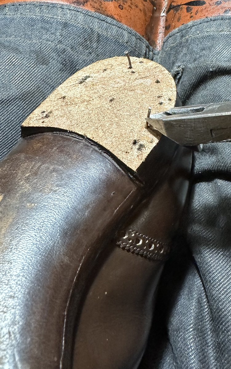 CobblerAsakusa's tweet photo. トップリフト交換。
釘抜き中。

#asakusacobbler
#浅草コブラー
#FosterSon
#フォスターアンドサン
#shoerepairs
#靴修理 https://t.co/P7eN0cbn0N