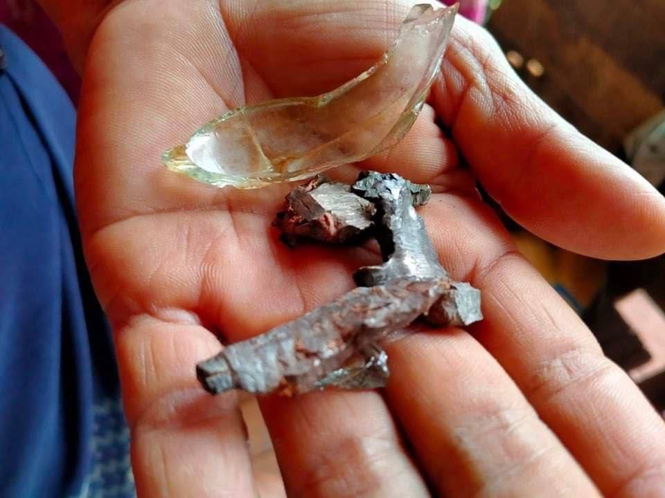 mcube_mcube's tweet photo. A resident got injured and 2 houses were damaged by the artilleries shelled by junta soldiers in Demoso tsp last night.   

#AcceptNUGRejectMilitary #WhatsHappeningInMyanmar #2023Aug6Coup https://t.co/SqdPD2XETX