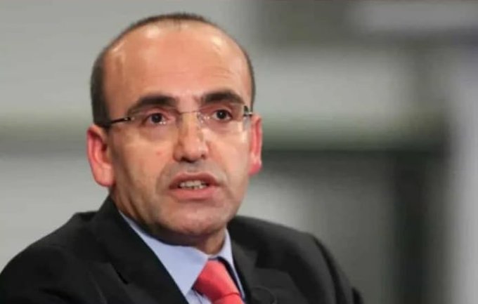 Maliye bakanı Mehmet Şimşek, “Bütçe açığının sebebi Emekliler.” demekle yetinmedi, “Maaşlar artmasaydı enflasyonu düşürürdük.” dedi!
Bir önceki yayık ayranı gibi yayılarak kafa bulurdu, bu bakan kafayı direkt çakıyor!
Affet Türkiye demeyeceğim, daha da Beter mi olsak!