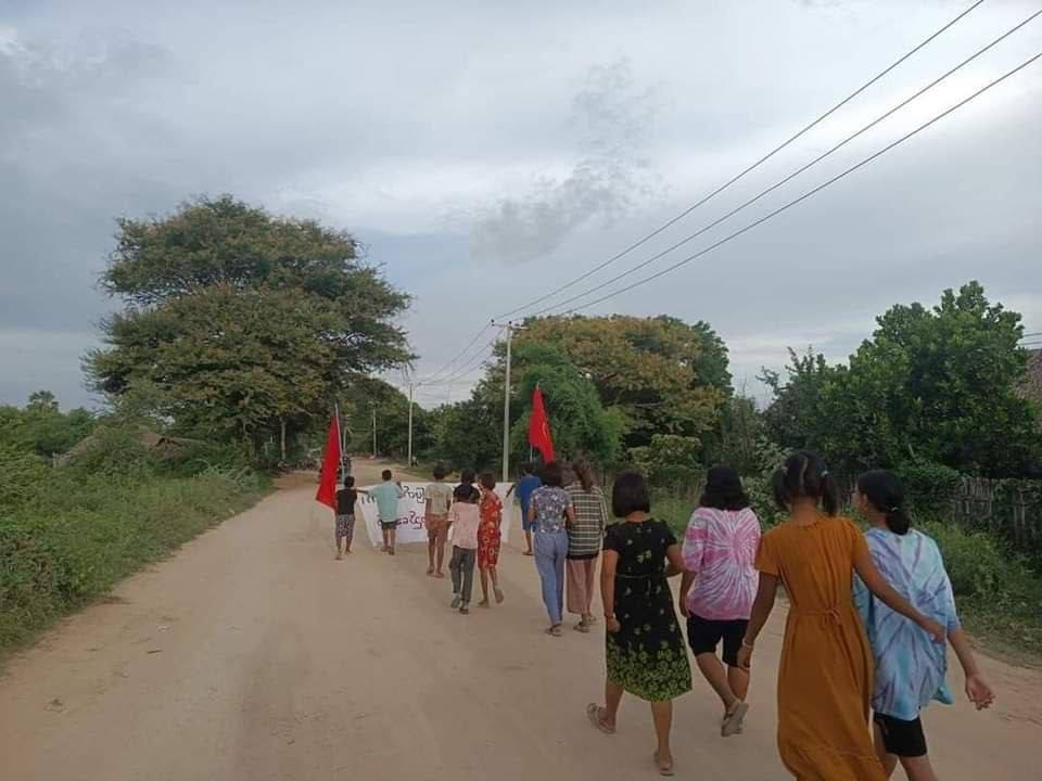 mcube_mcube's tweet photo. Anti-Coup Protestors at Ayadaw marching in unison, unrelentingly even though suppressed by Terrorists.  

#AcceptNUGRejectMilitary #WhatsHappeningInMyanmar #2023Aug6Coup https://t.co/74xKBluN4I