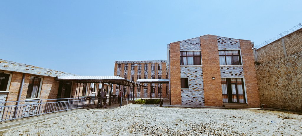 In Burundi haben wir ein sehr schönes Gebäude entdeckt - inspirierend für unseren Campus in Zirobwe - 🇺🇬
