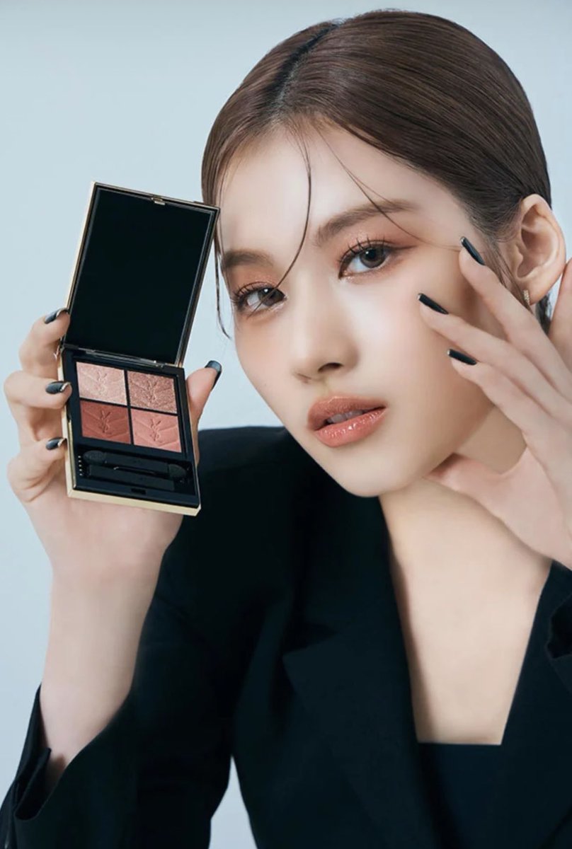 chaeyo_04's tweet photo. さなちゃん綺麗すぎる🥹💖
本当に人間かと疑うくらい美人、、

 #TWICE  #SANA  #ysl https://t.co/kFmppGGQa4