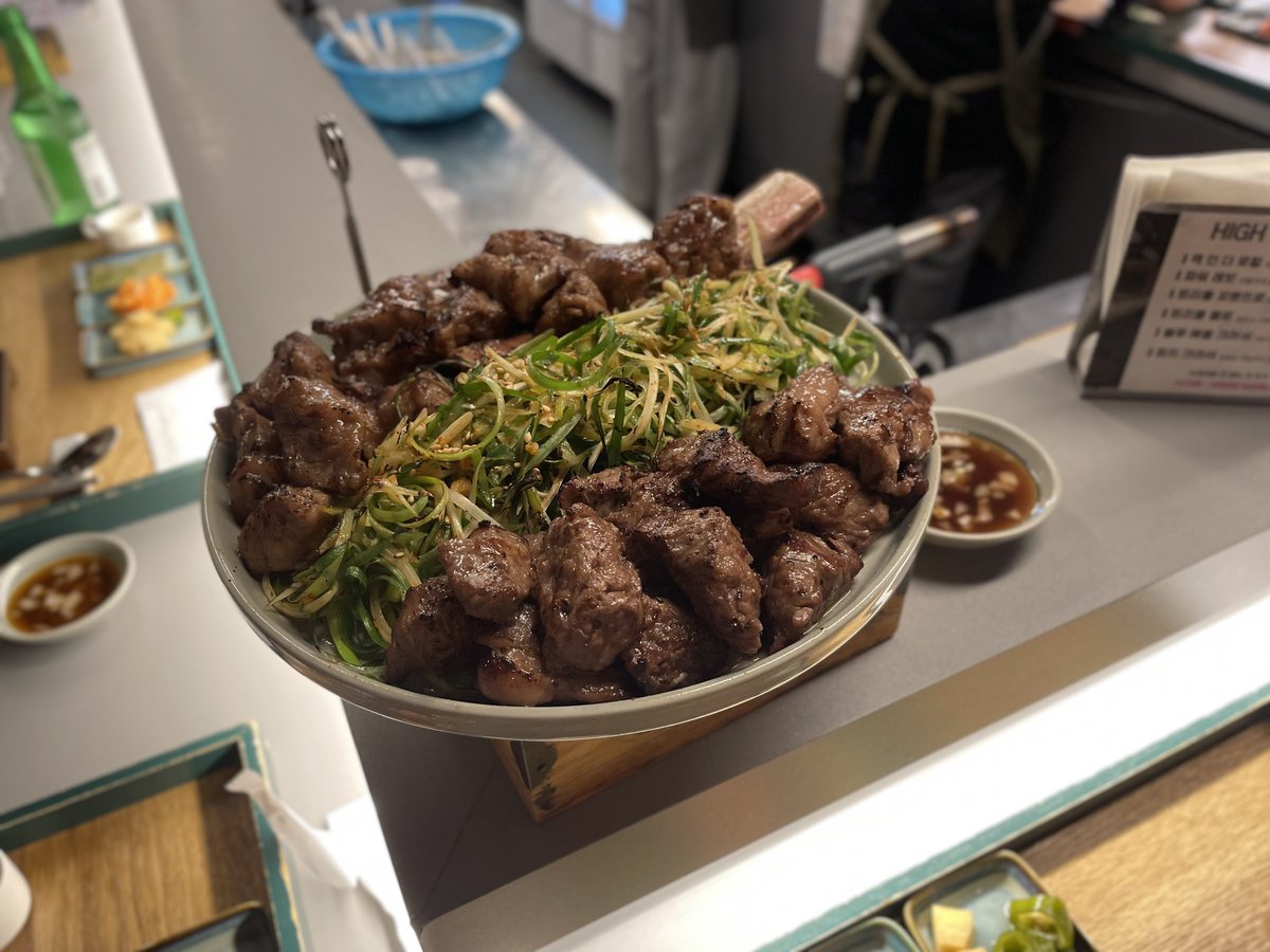 eating_omok's tweet photo. 대학로 육미안 (유캔하이)

양념이랑 일반갈비를 섞어 시켰는데 양념은 좀 달아서 내 입엔 일반이 훨씬 맛있었다! 게장비빔밥은 너무 배부른 상태에서 먹어서 감동이 덜했지만 (고기 메뉴를 인원수 맞춰서 시켜야 함) 점원 분들 친절하셨고 매장 깔끔하고!
기존 유캔하이 메뉴가 사라진 건 좀 아쉽다🥲 https://t.co/7K9NiNIvXB