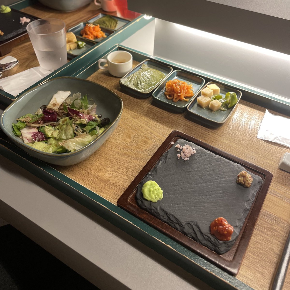 eating_omok's tweet photo. 대학로 육미안 (유캔하이)

양념이랑 일반갈비를 섞어 시켰는데 양념은 좀 달아서 내 입엔 일반이 훨씬 맛있었다! 게장비빔밥은 너무 배부른 상태에서 먹어서 감동이 덜했지만 (고기 메뉴를 인원수 맞춰서 시켜야 함) 점원 분들 친절하셨고 매장 깔끔하고!
기존 유캔하이 메뉴가 사라진 건 좀 아쉽다🥲 https://t.co/7K9NiNIvXB
