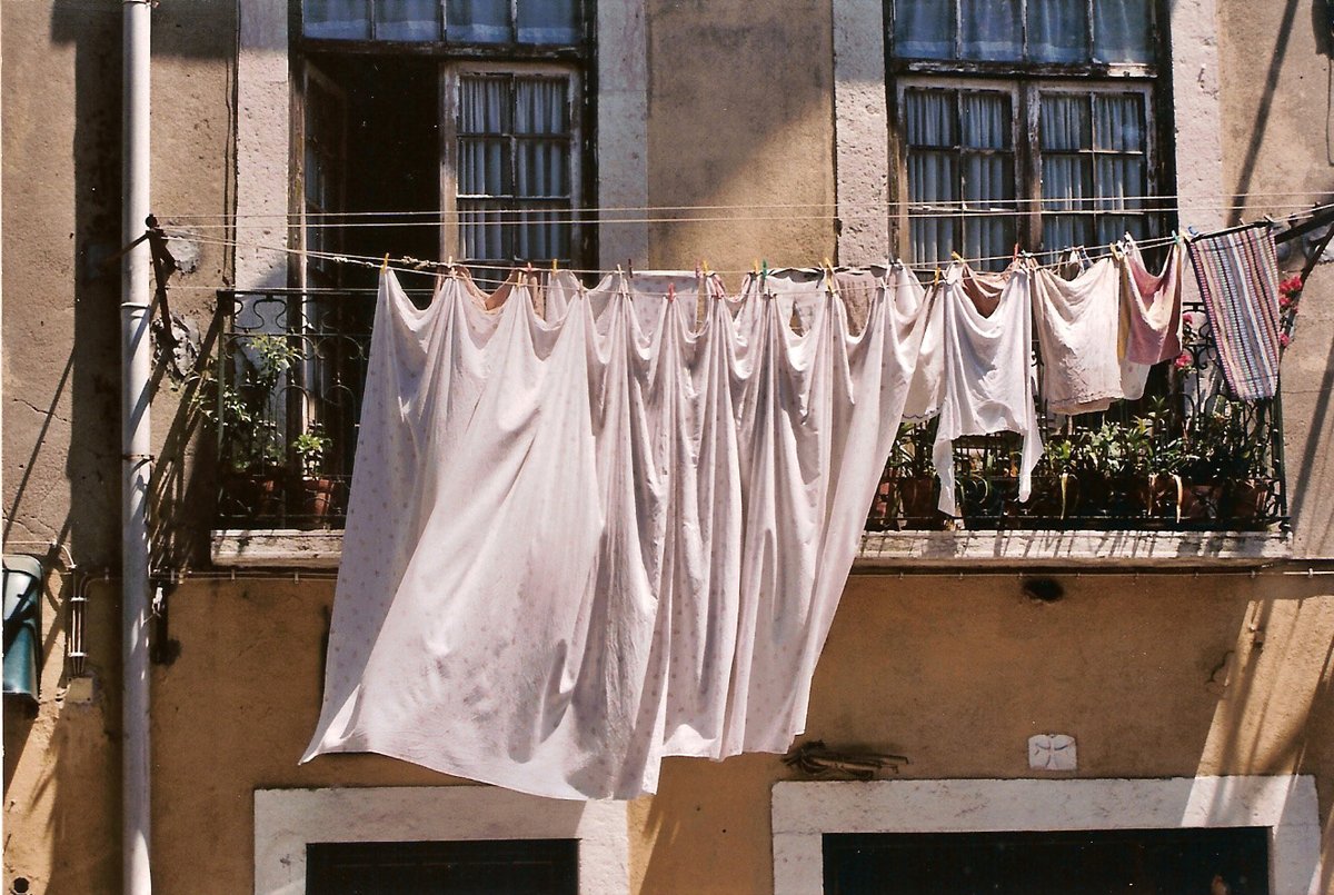 A finales de los ochenta España ya había presumido de Naranjito. En Getafe, una mujer llamada Carmen, tendía la ropa de Antonio, su marido. Carmen canturreaba feliz mientras ponía al Sol una camisa y dos pantalones. Colgaba sin saberlo una condena de muerte para ambos.