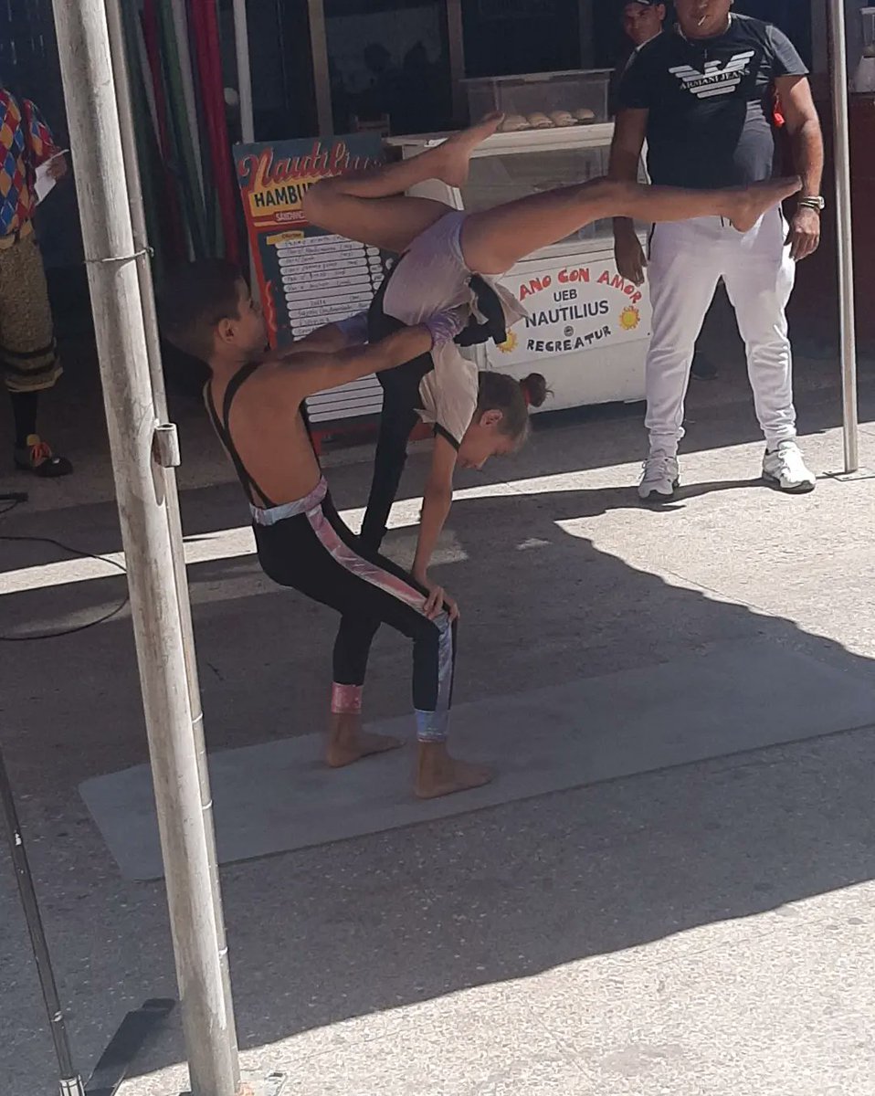 cirabanacircus's tweet photo. En BuleBar 66, junto al payaso EjeBiela, los dúos Ocasión, Favel, Crystal y SajEl
#cirabanacircus #circus #circuslife #circo #cirque #cirquelife #learning #show #entertainment #enjoy #duo #cuba #vamospormas2023 https://t.co/Gyyq8cugFB